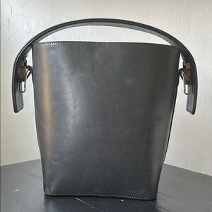 Sleek Black Crossbody Bag with Modern Design